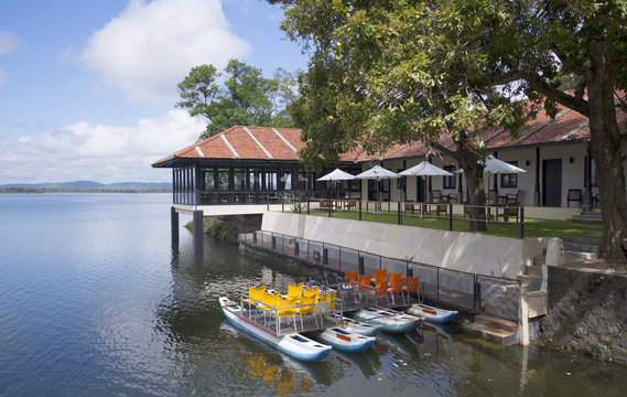Ресторан и гестхаус на берегу озера Топа Вева. Полоннарува, Шри-Ланка