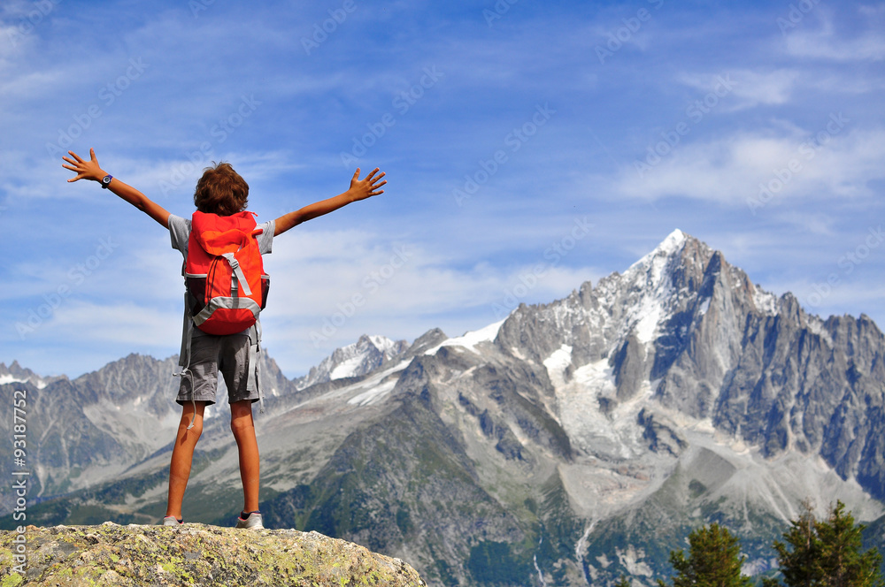 Wall mural boy looking at mountains