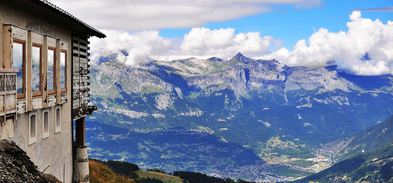 Fototapeta House in mountains