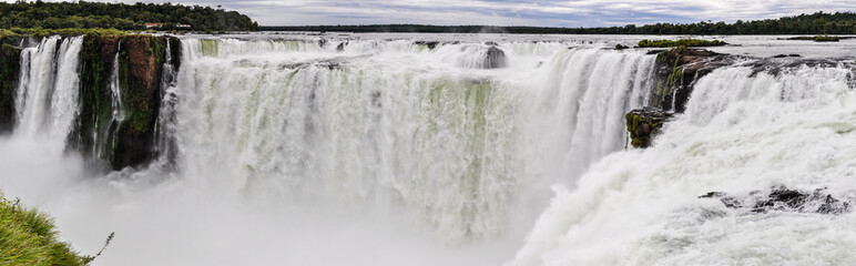Fototapeta premium Diabelskie Gardło w Iguazu Falls, Argentyna