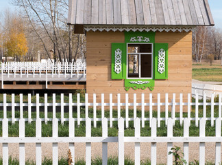 Fototapeta na wymiar Деревянный домик для детских игр. Парк отдыха в октябре 2015 года.