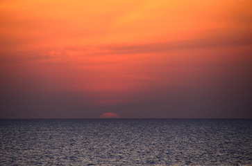 Obraz premium sonnnenaufgang am horizont am meer