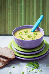 Vegane Cremesuppe mit Brot