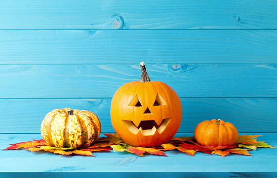 Halloween Kürbisse mit Holz Hintergrund