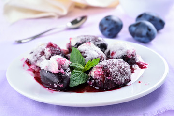 Baked plums with sugar