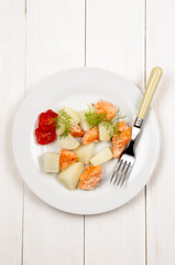boiled potatoes with fried salmon, tomatoes and dill