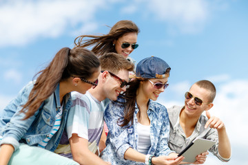 Fototapeta premium group of teenagers looking at tablet pc computer