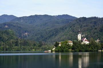 Fototapeta na wymiar Isla de bled , lago de Bled y Alpes Julianos . Eslovenia