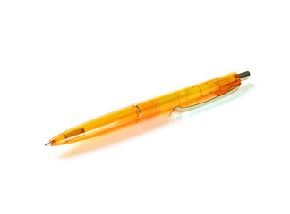 Orangener Kugelschreiber auf weissem Untergrund