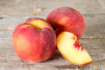 Ripe whole and sliced peaches