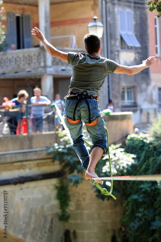 Camminare sospesi su una corda
