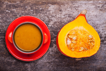 Kürbissuppe und halber Hokkaido auf Holz