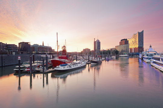 Germany, Hamburg, Elbphilharmonie and harbor in morning light
