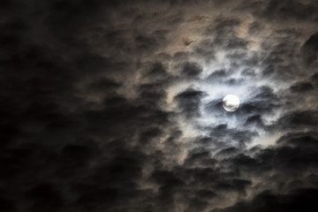 Luna splendente tra le nubi