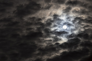 Luna splendente tra le nubi © lucia_lucci