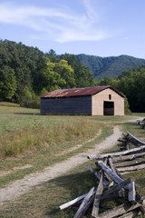 Fototapeta premium Tipton Place Zabytkowa stara stodoła w Cades Cove z ogrodzeniem Split Rail