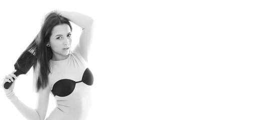 Frau bürstet Ihre Haare