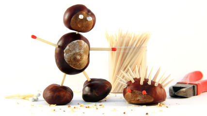 Kastanienfiguren mit Zange