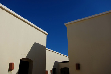 hotel mit blauen himmel in aegypten