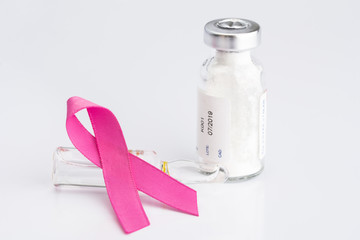 Cinta rosa de la conciencia del cáncer de pecho con  medicación