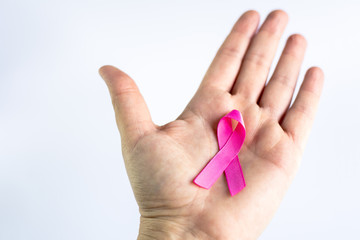 lazo rosa de la Concienciación sobre el cáncer de mama en mano