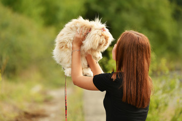 jolie femme avec lapin 
