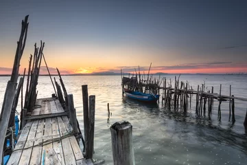 Foto auf Acrylglas Ausklang des Tages mit einem entspannten Sonnenuntergang an einem alten Pier © Henrique Silva
