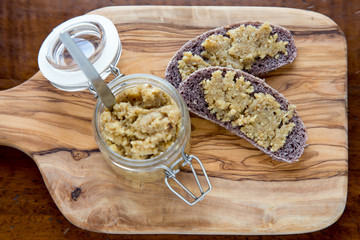 bruschette di riso Venere con salsa alle noci e aglio