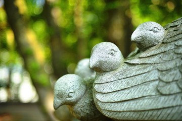 鳩の石像（親子）