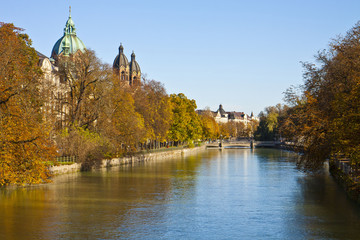 Fototapeta na wymiar Munich, Isar river on autumn