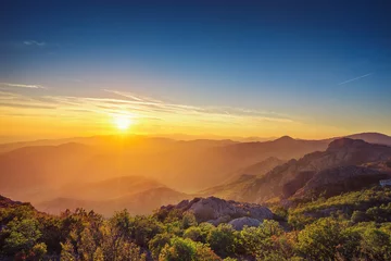 Foto op Plexiglas Prachtige zonsondergang boven de berg © ValentinValkov