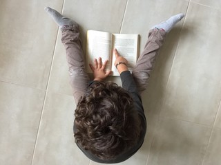 bambino che legge