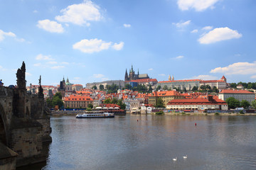 Obraz premium View towards Prague Castle and Mala Strana (Lesser Town) with Charles Bridge