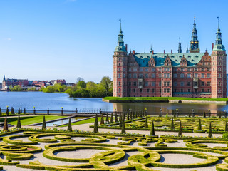 Park and Palace Frederiksborg Slot, palace in Hillerod, Denmark - obrazy, fototapety, plakaty