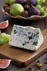 primo piano formaggio blu o gorgonzola con frutta intorno