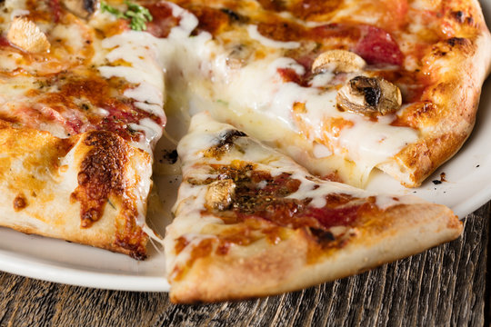 「Salamipizza」の写真素材 590件の無料イラスト画像 Adobe Stock