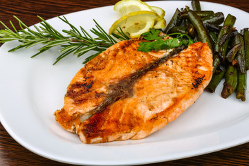 Grilled salmon with green beans