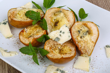 Baked pear with blue cheese