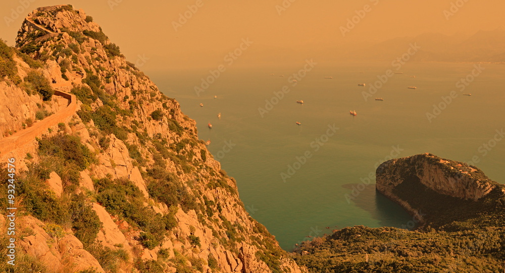 1000_F_93244576_b0YvSM4rZcK9ToZV25FctmItHWfsdJx4.jpg