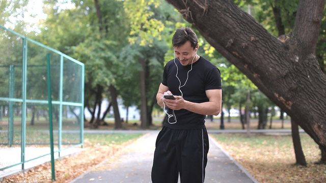 runner  checks mail, writes reads sms, look in the phone