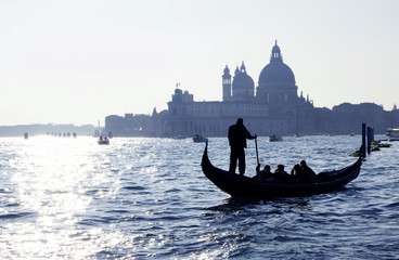 Venedig, Canal Grande mit Gondel und Kirche Santa Maria della Salute