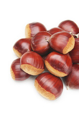 castagne su sfondo bianco