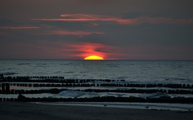 Zachód słońca na morzu. Jasne słońce na niebie. krajobraz plaży © Iwona