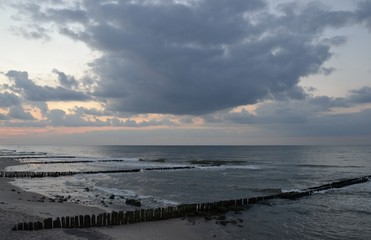 Zachód słońca na morzu. Jasne słońce na niebie. krajobraz plaży © Iwona