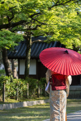 和傘と着物女性