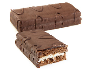 barre chocolatée fourrée praliné sur fond blanc