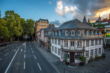 Eckhaus an der Rheinallee in Mainz vor beeindruckendem Himmel