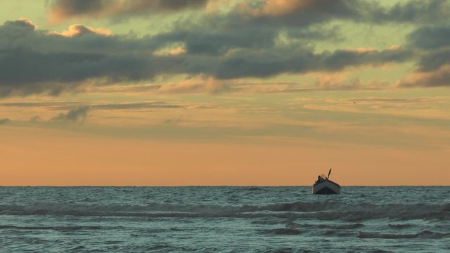 barque de p&ecirc;cheur artisan au coucher du soleil