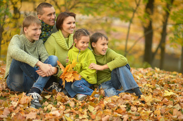 Fototapeta premium Family in autumn park