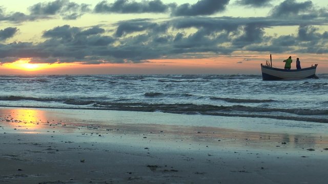 barque de p&ecirc;cheur artisan au coucher du soleil